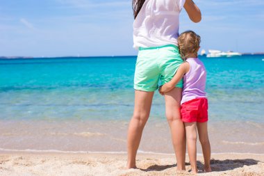 Beach tatil sırasında küçük kız ve genç anne