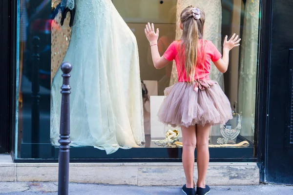 Adorable little girl outdoors in city of love — Stock Photo, Image