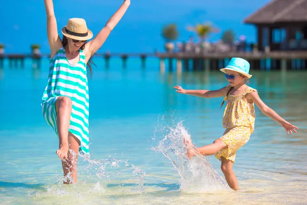 母亲和女儿在热带海滩享受时光 — 图库照片