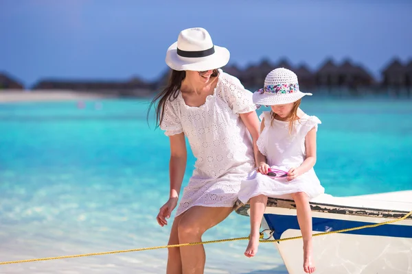 Weinig meisje en jonge moeder tijdens strandvakantie — Stockfoto