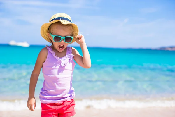 Little girl beach vacation — Stock Photo, Image