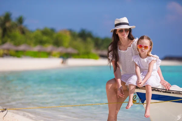 Família feliz em férias na praia — Fotografia de Stock