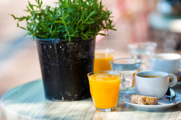 Fresh and delisious breakfast in outdoor cafe at european city — Stock Photo, Image