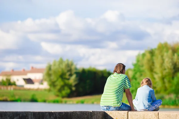 Young father and little girl enjoying beautiful views outdoors in Europe — Stock Photo, Image