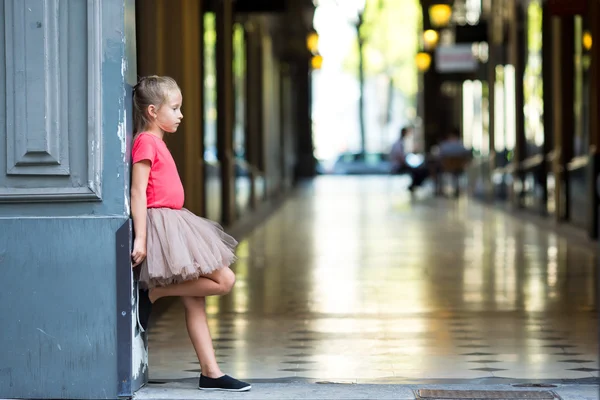 Adorable little girl at european city outdoors — Stock Photo, Image