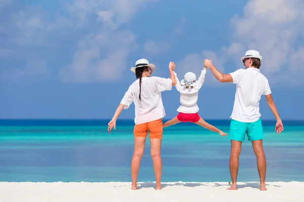 Glad familj beach — Stockfoto