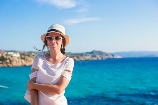 Young beautiful woman on beach during tropical vacation — Stock Photo, Image