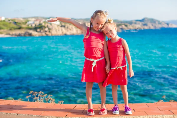 Yaz tatili sırasında tropikal plaj sevimli küçük kızlar — Stok fotoğraf