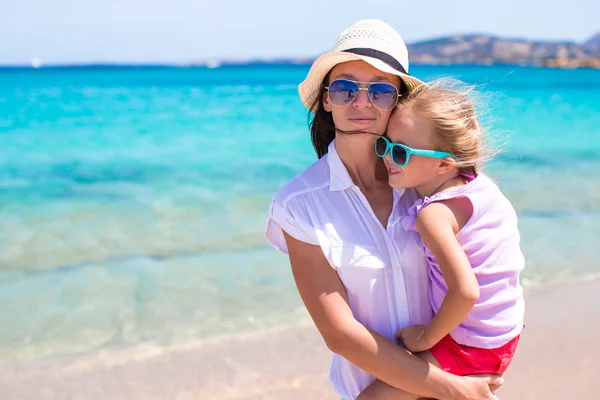 Menina e jovem mãe durante as férias na praia — Fotografia de Stock