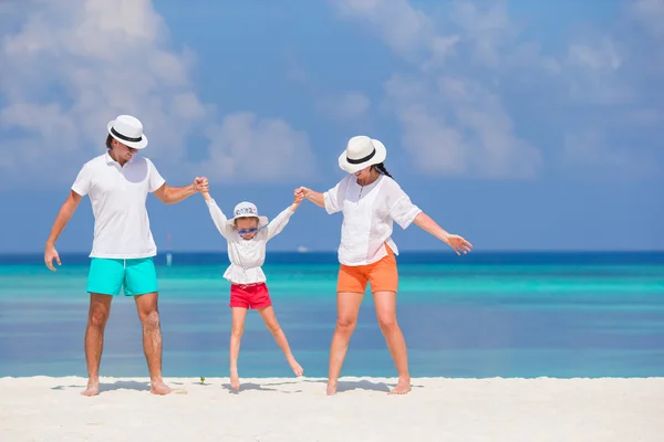 Lycklig familj på vita stranden — Stockfoto