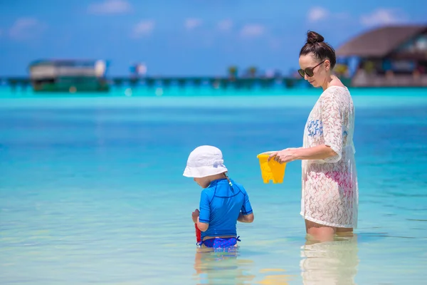 Weinig meisje en jonge moeder tijdens strandvakantie — Stockfoto