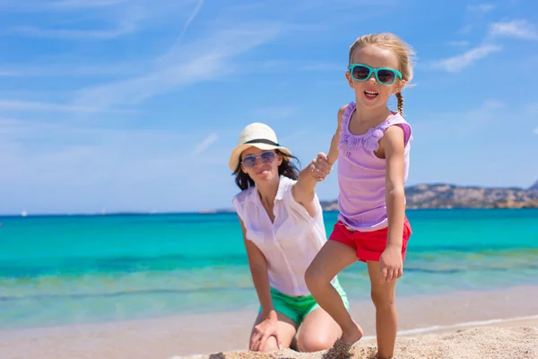 Família feliz em férias na praia — Fotografia de Stock