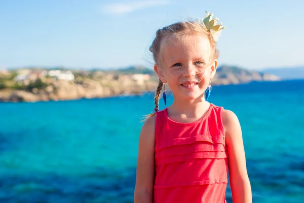 Entzückendes kleines Mädchen im Sommerurlaub auf Sardinien, Spanien — Stockfoto