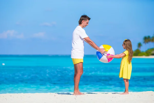 Familia feliz en la playa con la pelota divirtiéndose juntos — Foto de Stock