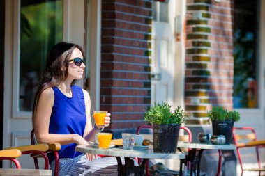 Güzel kadın kahvaltı açık kafede Avrupa kenti