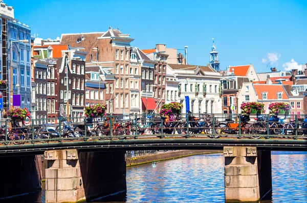 Tradycyjne holenderskie średniowieczne domy w Amsterdam, Holandia — Zdjęcie stockowe