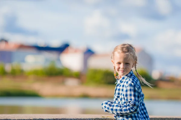 Liten bedårande flicka utomhus på sommaren på semester i Europa — Stockfoto