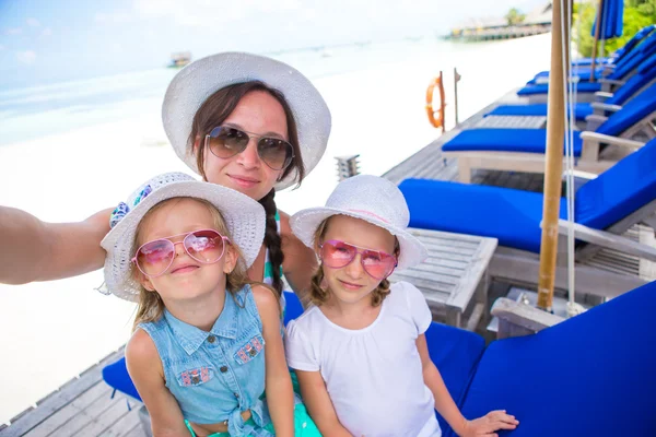 Mère et petites filles prenant autoportrait aux vacances tropicales — Photo