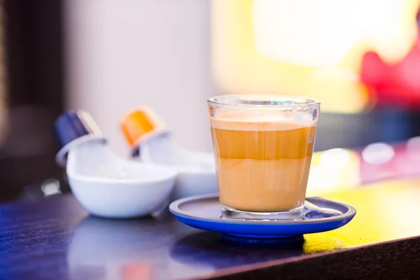Copa de delicioso expreso fragante en la cafetería —  Fotos de Stock