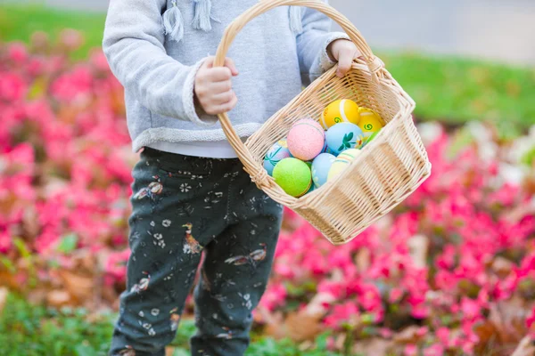 Närbild av färgglada påskägg i en korg — Stockfoto