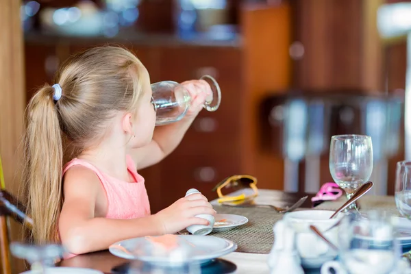 Meisje hebben ontbijt drinkwater op terras — Stockfoto