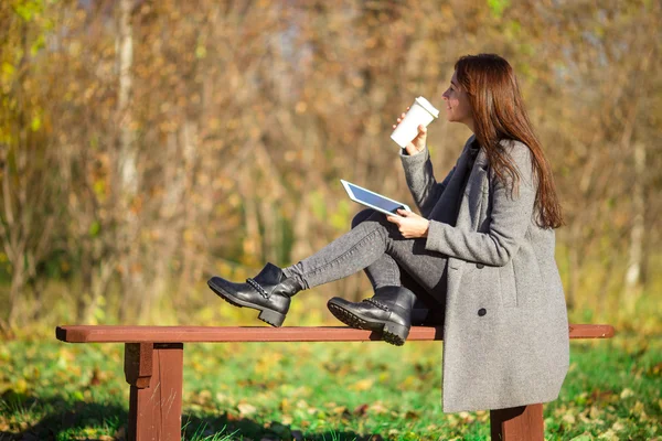 Krásná dívka pití kávy v podzimní přírodě park — Stock fotografie