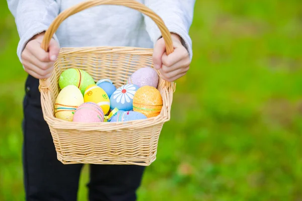 Закрыть разноцветные пасхальные яйца в корзине — стоковое фото