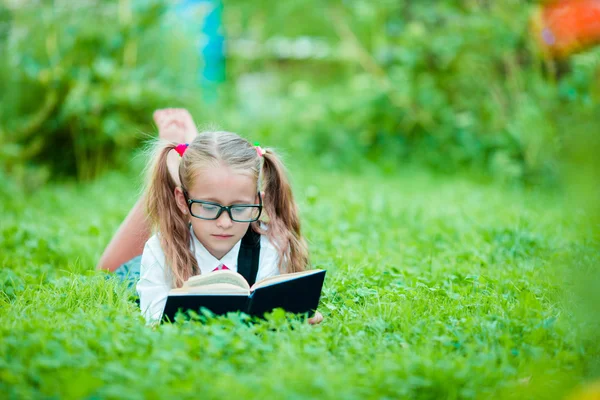 Adorável menina da escola com livro ao ar livre. De volta à escola — Fotografia de Stock