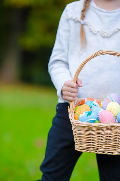 Close-up de ovos de Páscoa coloridos em uma cesta — Fotografia de Stock