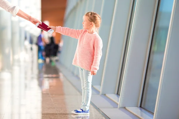 Bambina con carta d'imbarco in aeroporto in attesa di volo — Foto Stock