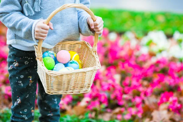 Närbild av färgglada påskägg i en korg — Stockfoto