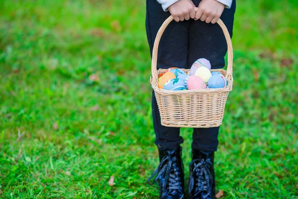 Primo piano di uova di Pasqua colorate in un cestino — Foto Stock