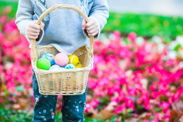 Close up of colorful Easter eggs in a basket — Stock Photo, Image