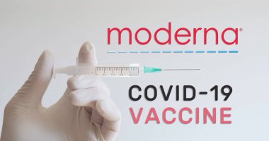 Eldivenli el şırıngayı, Covid-19 (Coronavirus) aşısı geliştiren şirketlerden birinin yanında tutuyor. Viyana, Avusturya - 18 Ocak 2021