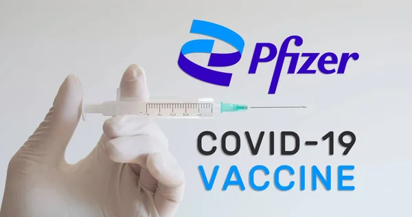 장갑을 Pfizer 주사기를 있으며 코로나 바이러스 Covid 백신을 개발하고 회사중 — 스톡 사진