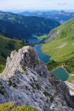 Lachenspitze dağ tepesinden Traualpsee ve Vilsalpsee göllerine doğru, Ferrata yolunun sonunda. Macera, Yaz, Avusturya.