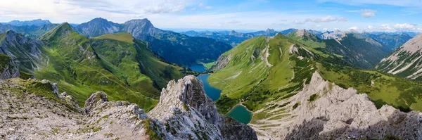 Ferrata turunun sonunda Lachenspitze Dağı 'ndan Traualpsee ve Vilsalpsee göllerine doğru bir görüntü. Panorama, macera, Yaz, Avusturya.