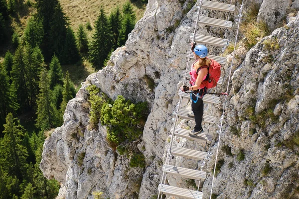 Woman Tourist Crosses Ferrata Suspended Bridge Lacul Rosu Neamt County — Zdjęcie stockowe