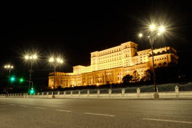 Romanya 'nın Bükreş kentindeki Parlamento Sarayı' nda geceleri sokak lambaları boş..