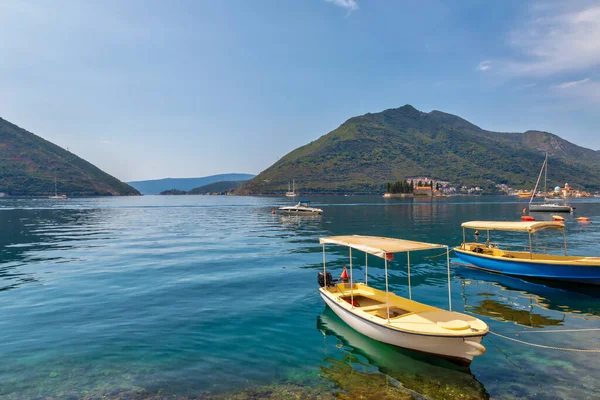 Kotor Körfezi 'ndeki Perast kasabasında demirli tekneler. Karadağ
