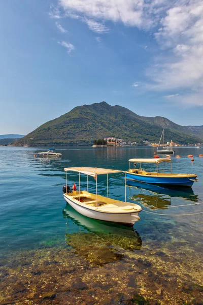 Kotor Körfezi 'ndeki Perast kasabasında demirli tekneler. Karadağ