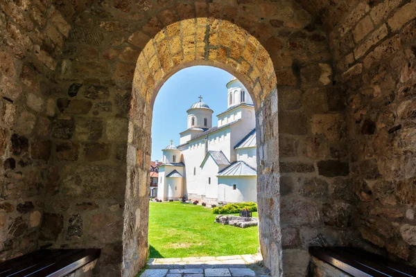 Mileseva Manastırı. Ortaçağ 13. yüzyıl Sırp Ortodoks manastırı. Sırbistan Kralı Stefan Vladislav Nemanjiç tarafından kuruldu. Sırbistan 'ın Prijepolje kenti yakınlarında yer alıyor. 