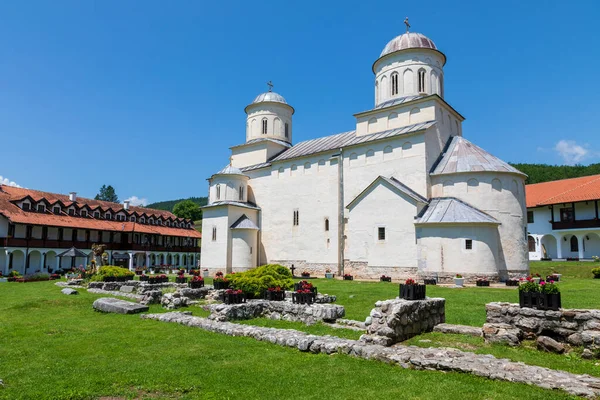 Mileseva Manastırı. Ortaçağ 13. yüzyıl Sırp Ortodoks manastırı. Sırbistan Kralı Stefan Vladislav Nemanjiç tarafından kuruldu. Sırbistan 'ın Prijepolje kenti yakınlarında yer alıyor. 