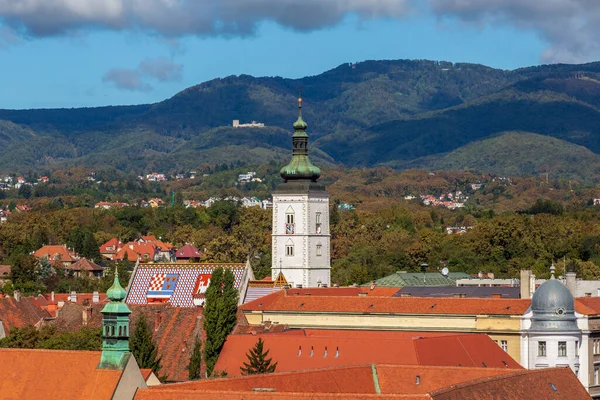 Aerial Näkymä Vanhan Kaupungin Keskustaan Zagrebin Medvednica Taustalla — kuvapankkivalokuva