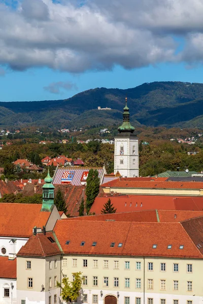 Aerial Näkymä Vanhan Kaupungin Keskustaan Zagrebin Medvednica Taustalla — kuvapankkivalokuva