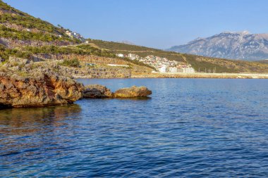 Karadağ 'ın güneşli Lustica Körfezi manzarası
