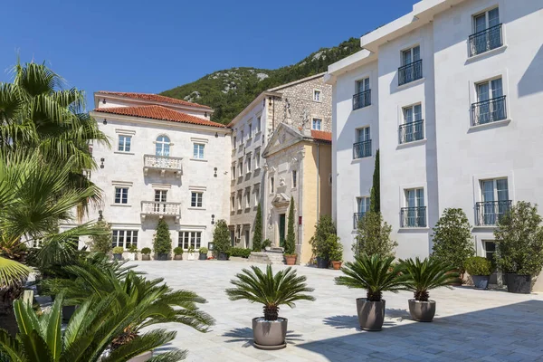 Karadağ 'ın Perast kentindeki St. Marks kilisesinin önündeki meydan