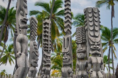 Hale o Keawe, ahşap oymalar. Pu 'uhonua O Hnaunau Ulusal Tarih Parkı. Büyük Ada Hawaii 
