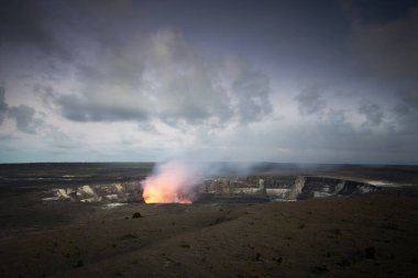 Alacakaranlıkta Kilauea volkanı. Volkanlar Ulusal Parkı, Büyük Ada Hawaii