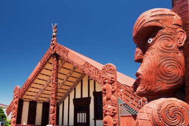 Maori Ahşap oyma, Rotorua, Yeni Zelanda, Kasım 2013